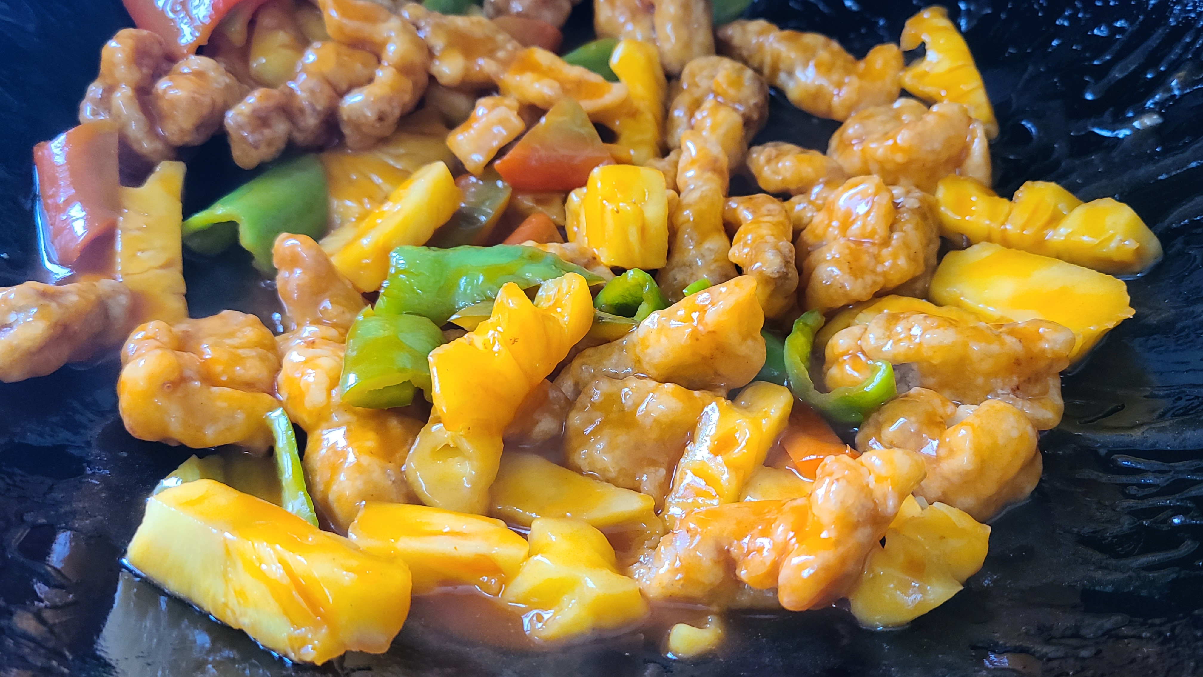 菠萝咕噜肉，广东夏天很火的一道美食，开胃又好吃，味道特别