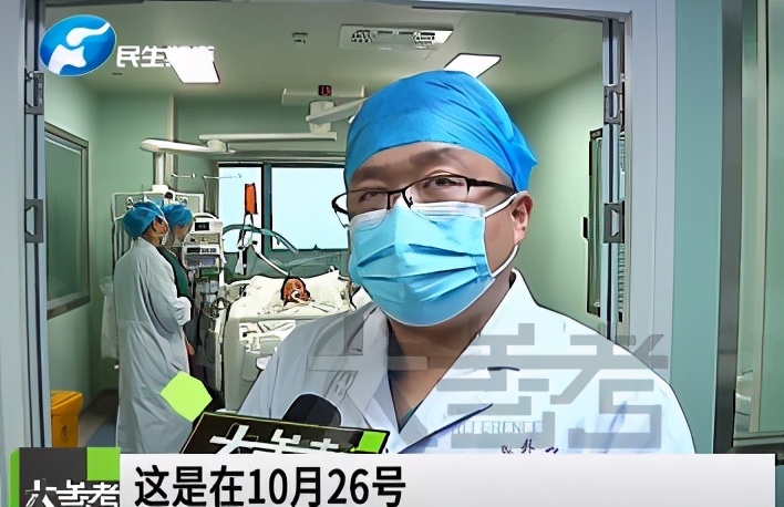 『救护』医生回应救护车里吃香蕉引争议 用放大镜挑刺真的很让人心寒！