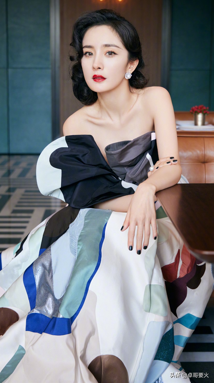 Yang Mi's new look is invincible, wearing a "colorful" one-shoulder dress, which is not bad but high-level