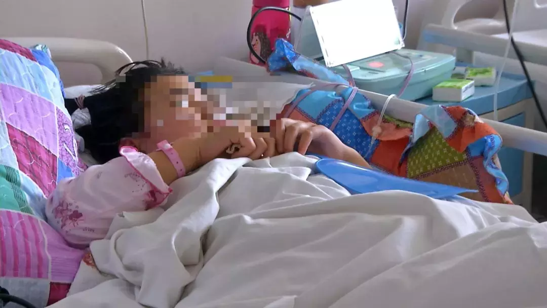 13岁女儿被截肢~父亲在女儿面前只能强忍泪水