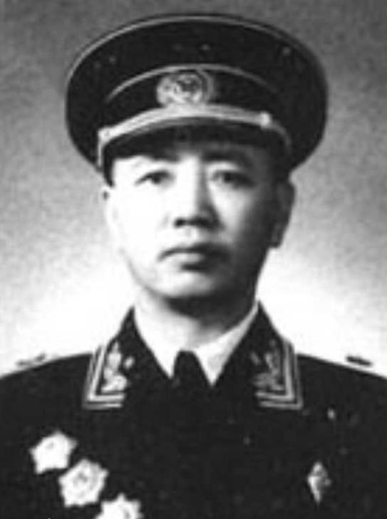 刘华清：64岁踮起脚看别人航母，让人心酸，晚年