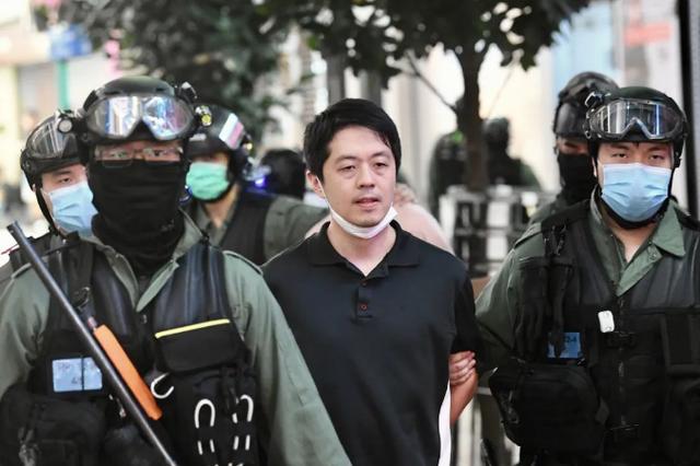 許智峯銀行賬號被匯豐取消，狂言要追究到底，網友：匯豐幹得漂亮