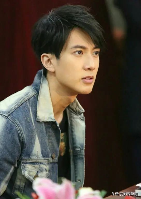 吳尊曬一雙兒女，吃相誇張又搞笑，稱一​​家幸福食神