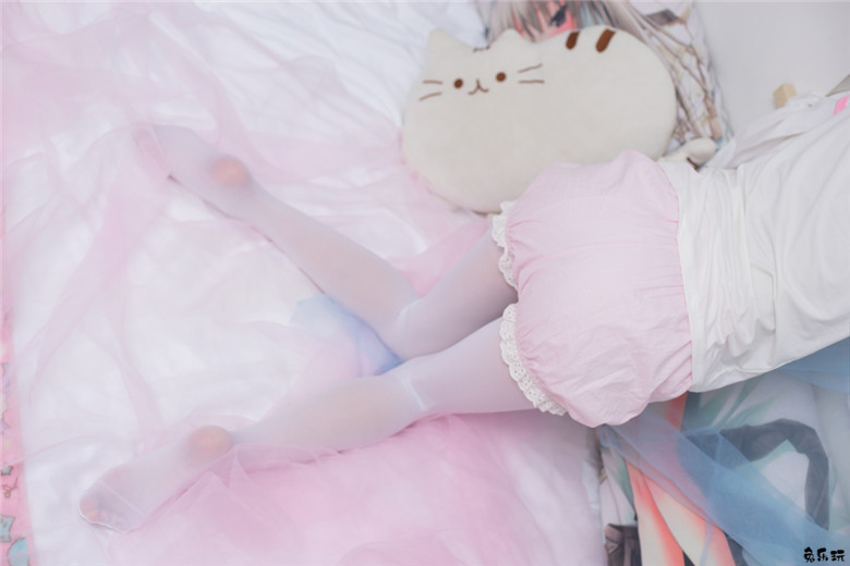 卧室里的白丝少女