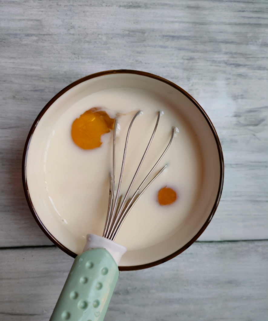 剩下的吐司不知道怎么吃？学会这个烤吐司布丁，酸甜好吃