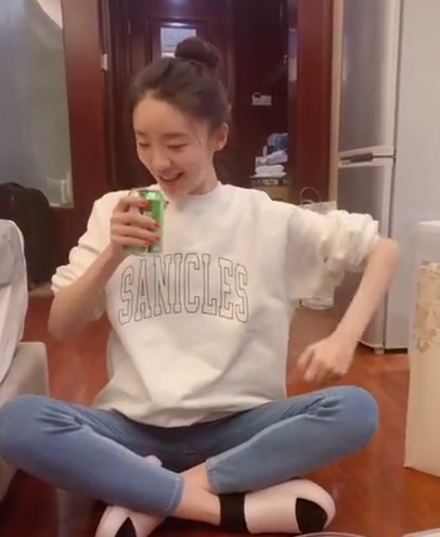 张月晒日常饮食太奢侈？满地饭菜足足13大盘，一顿顶普通人四顿