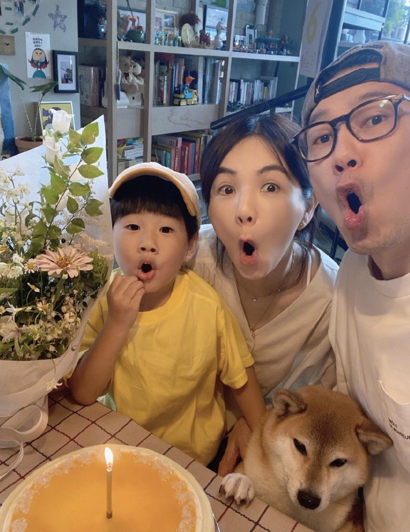 Ella亲自操刀给儿子理发，意外曝光豪宅内景，拥挤但很温馨