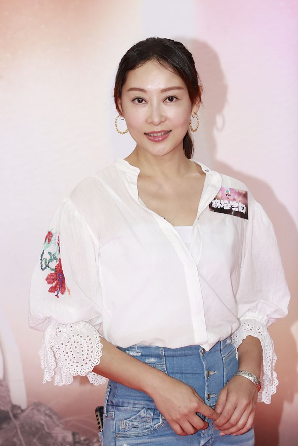 杨怡姐姐晒全家福庆祝女儿毕业，俩继女罕见出镜，一家人感情融洽