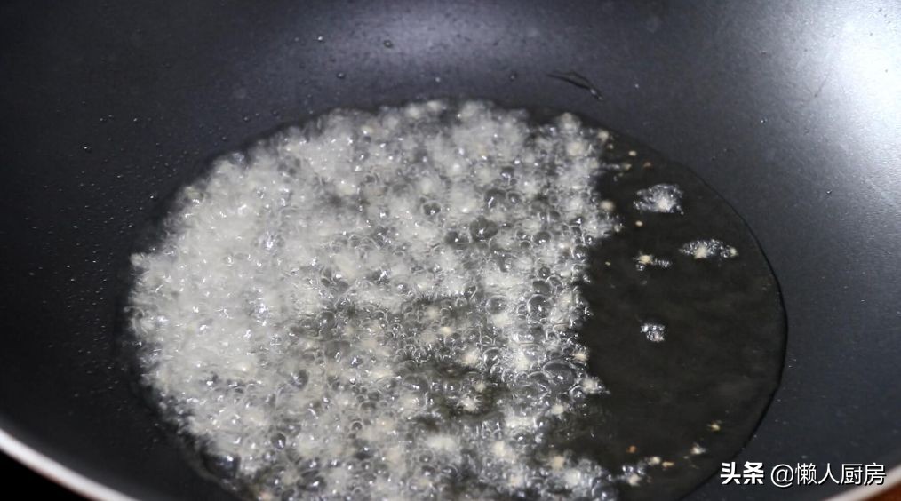 这是鸡爪的新做法，配上一点酸菜，开胃下饭，酥烂脱骨