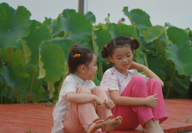 阿拉蕾与妹妹拍大片，近照又黑又瘦全程一个表情，不如妹妹有灵气