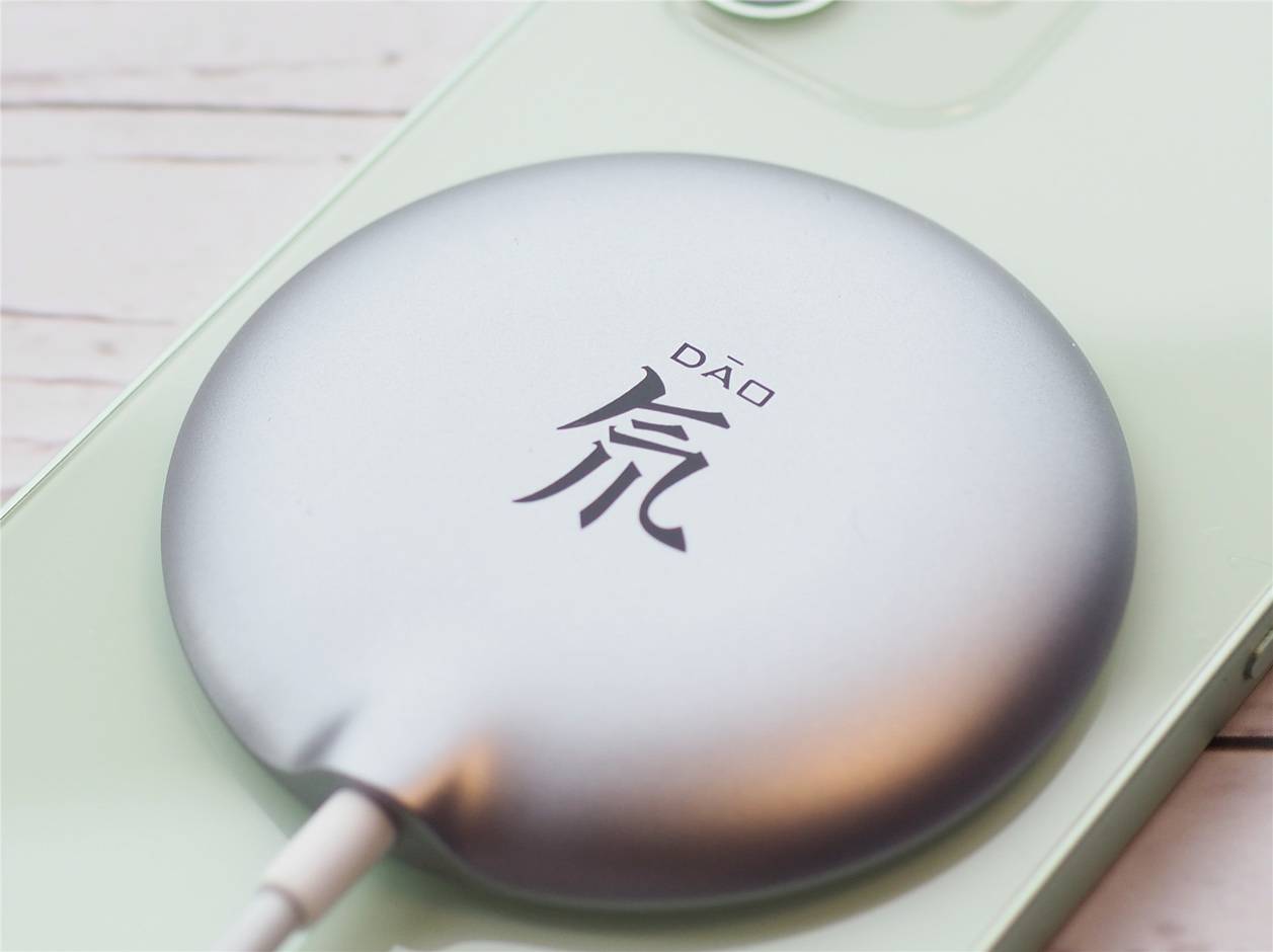 iPhone 12配件努比亚磁吸快充上手体验：好用不发热，带壳不脱落