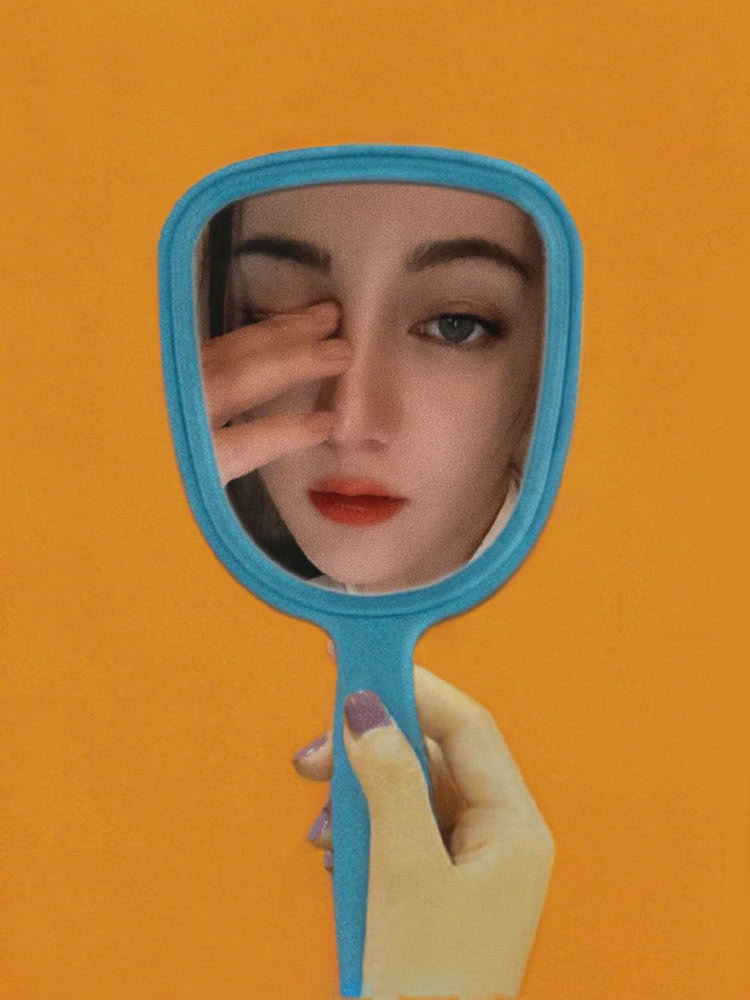 迪丽热巴连晒18张自拍照，御姐和可爱画风百变，对镜放闪超撩人