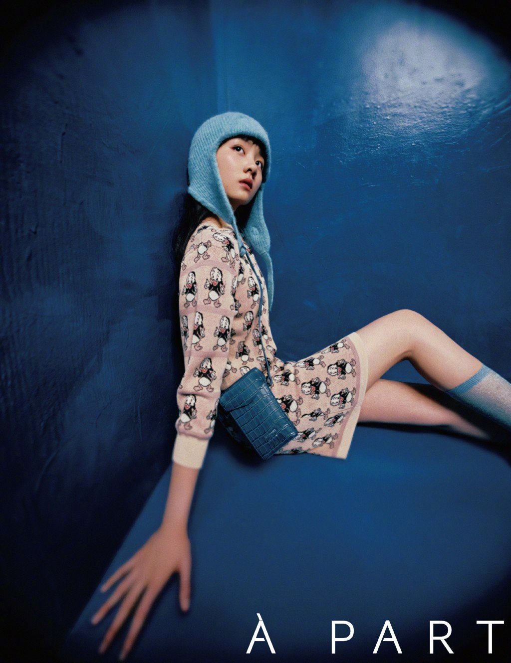 黄多多首组个人大片，复古雀斑妆终于不苦相，