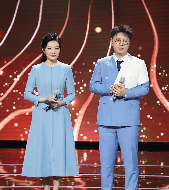 周涛穿蓝色连衣裙真显气质，不愧是春晚主持人