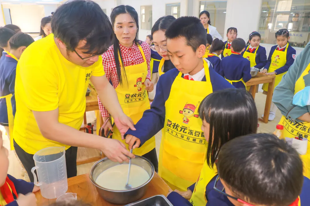 勞動初體驗，品味豆腐香，記“惠濟區實驗小學”相約“豆狀元”