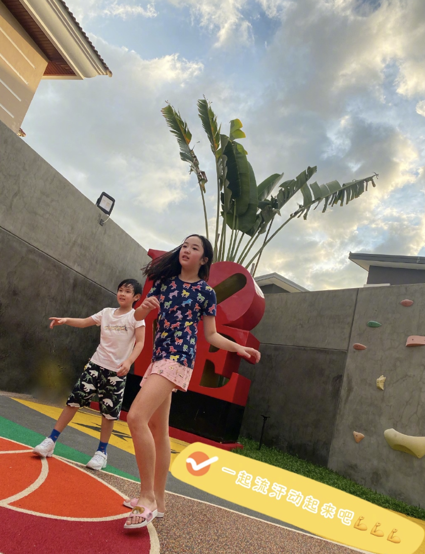 吴尊晒自拍秀肌肉，意外曝光新豪宅内景，健身房星空影院配置超全