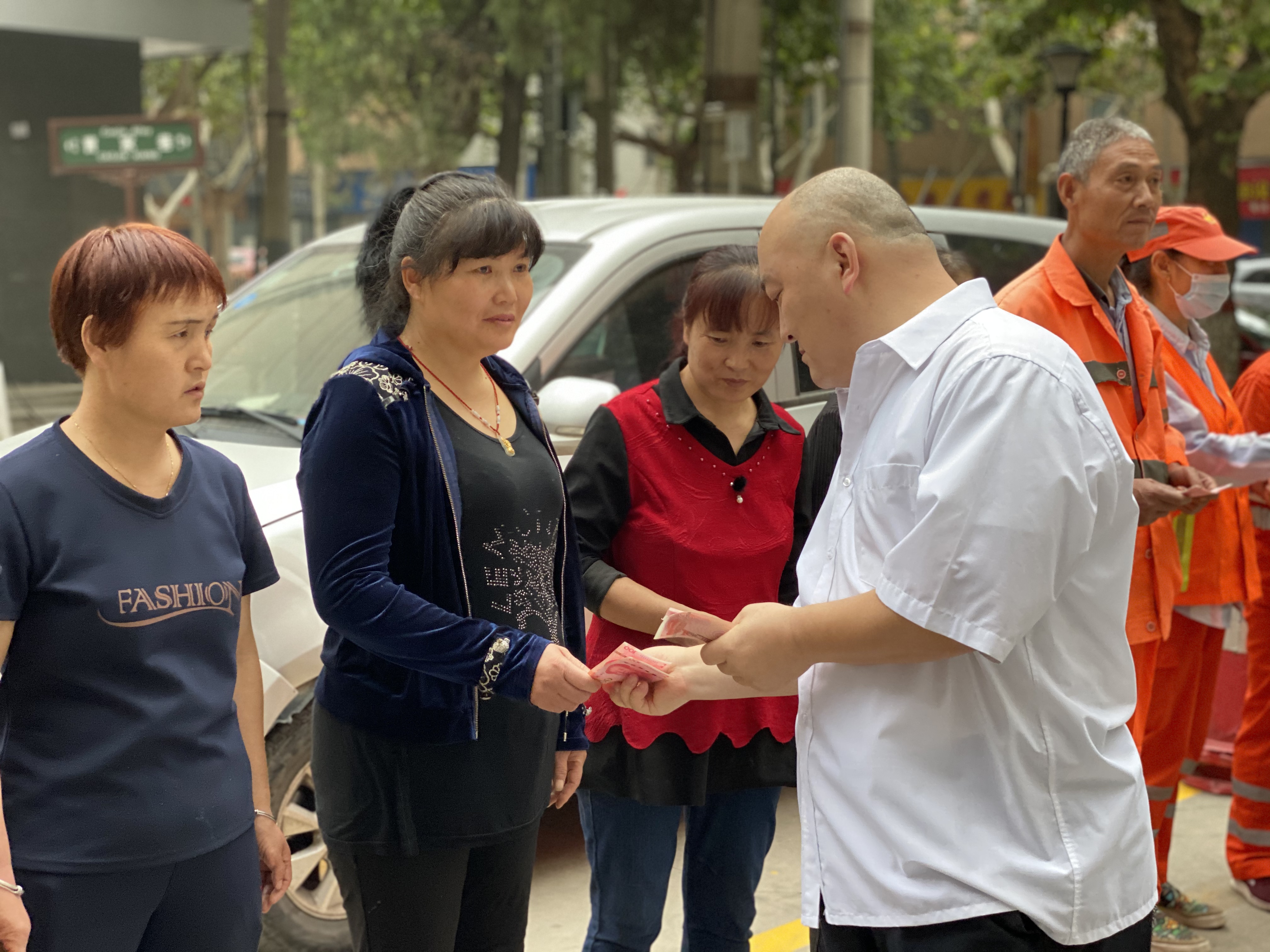 陜西政協委員少華集團董事長高海軍在中秋節前夕慰問一線環衛工人
