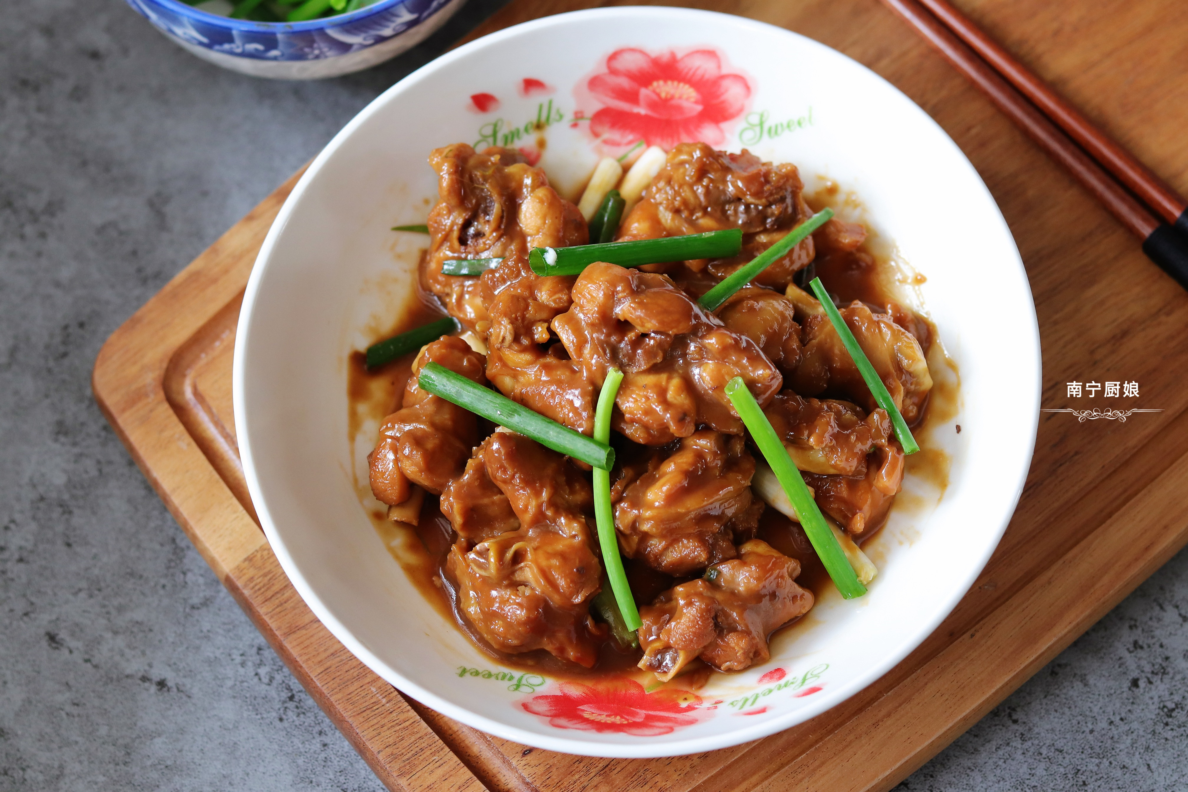 把4个鸡腿丢进锅里简单一焖，出锅变美味，一个人吃完一锅不过瘾