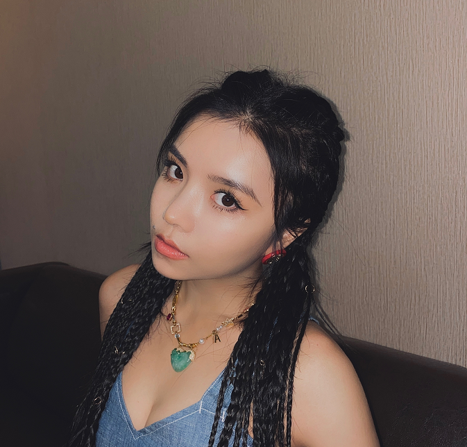 安崎和周扬青合照流出，大家都在关注颜值，我却注意到发型