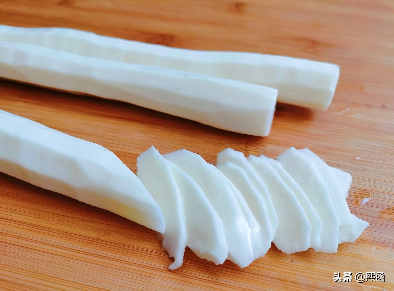 After autumn, eating yam is the most nourishing. Add a handful of sweet-scented osmanthus to make cakes. A bite is sweet and not greasy.
