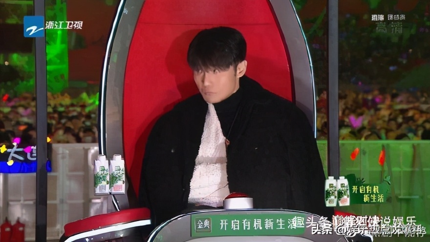 李健《好声音》唱完就穿上了棉袄 保暖到位