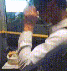 搞笑gif神评：小姑娘，你是不是有很多的问号