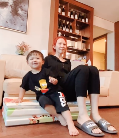 蔡少芬在家戏弄儿子，意外曝光豪宅内景，酒柜中几十种美酒很抢眼