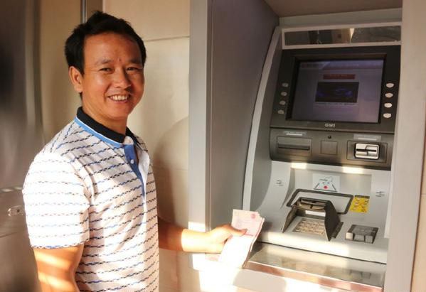 银行失误把储户800元打成800万，储户拿走钱花完，需要归还吗？