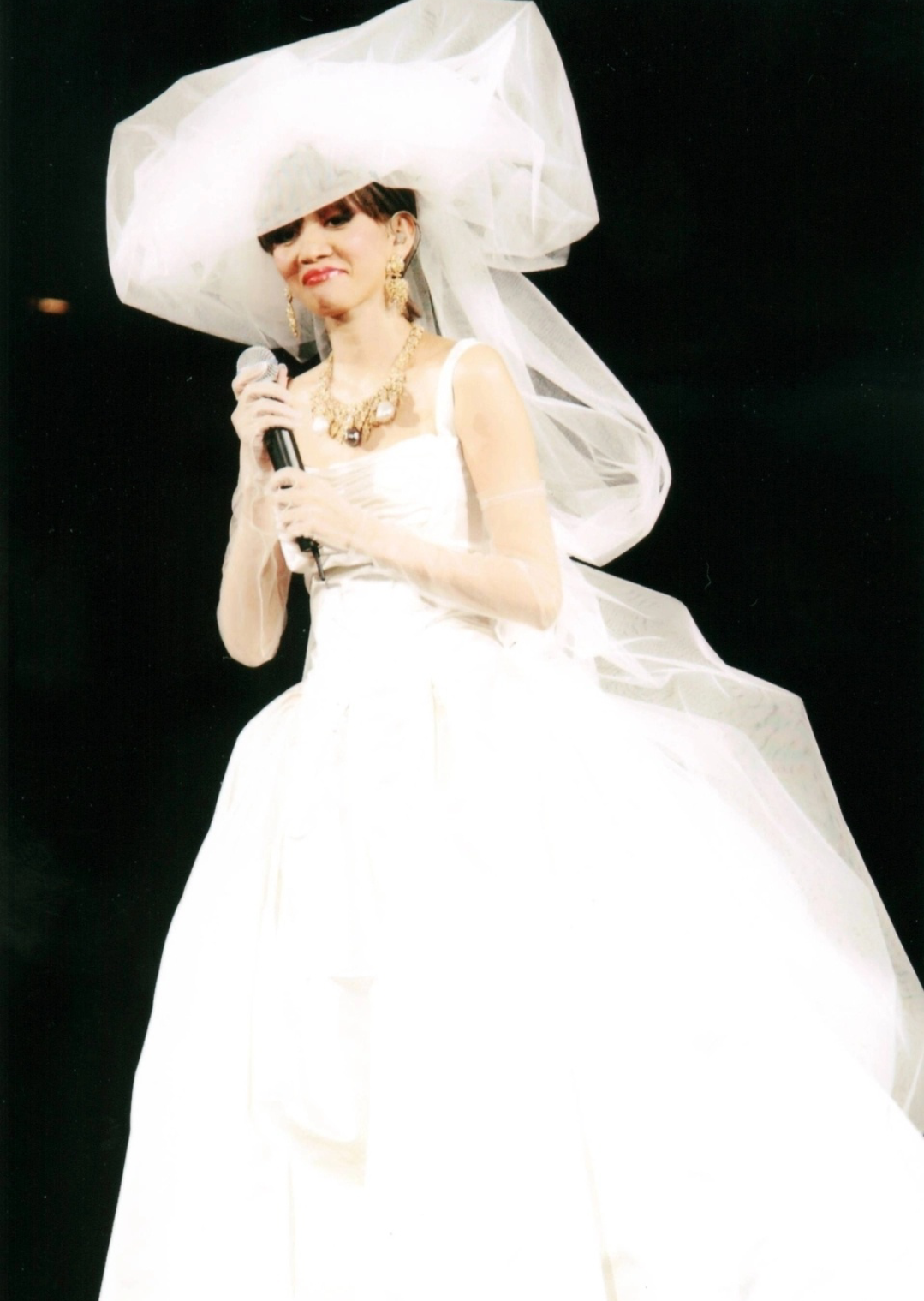 乐坛一姐梅艳芳，稳固地位无人撼动，奈何天妒