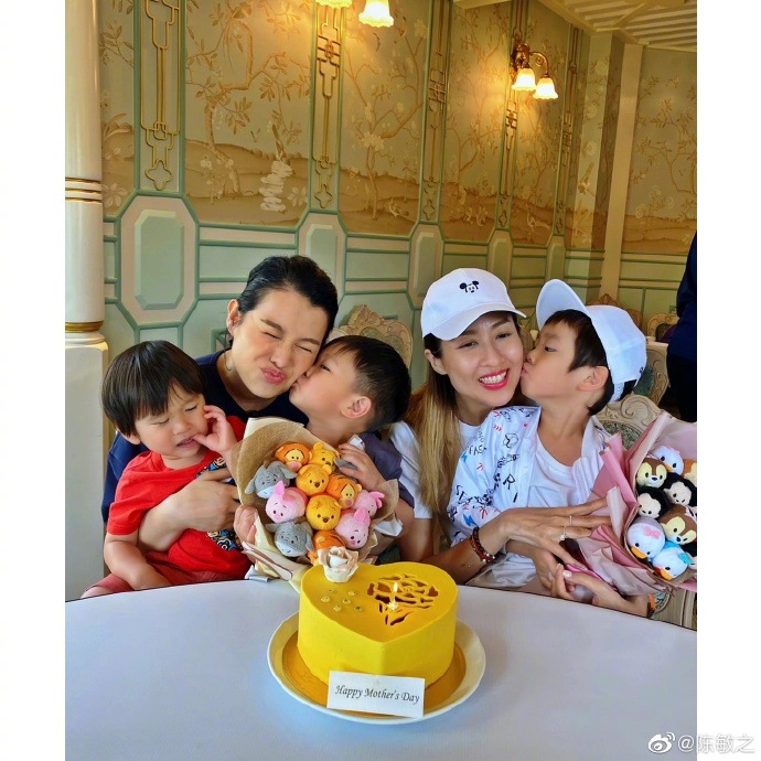 胡杏兒一家母親節遊迪士尼，三代同堂幸福滿滿，奕霆累到睡著
