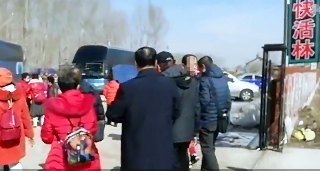 “我有钱，不怕举报”，吉林一家农家乐用剩汤当新菜，谁给的胆子