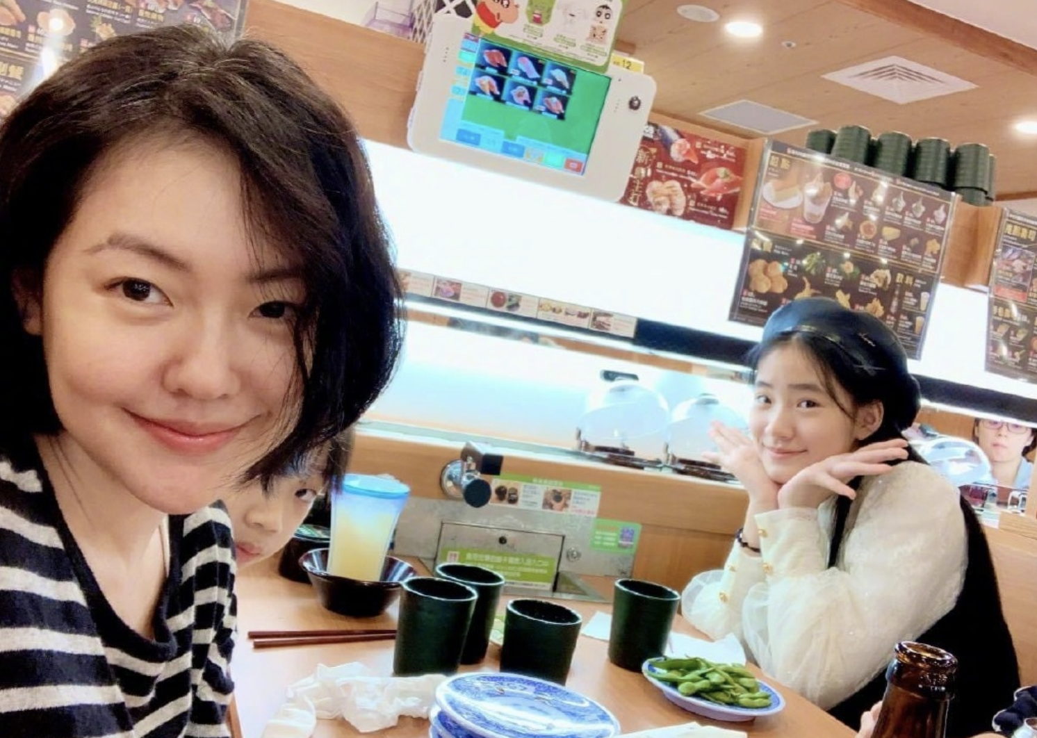 小s13歲女兒曬慶生照，Lily清純甜美，母女四人同框似姐妹