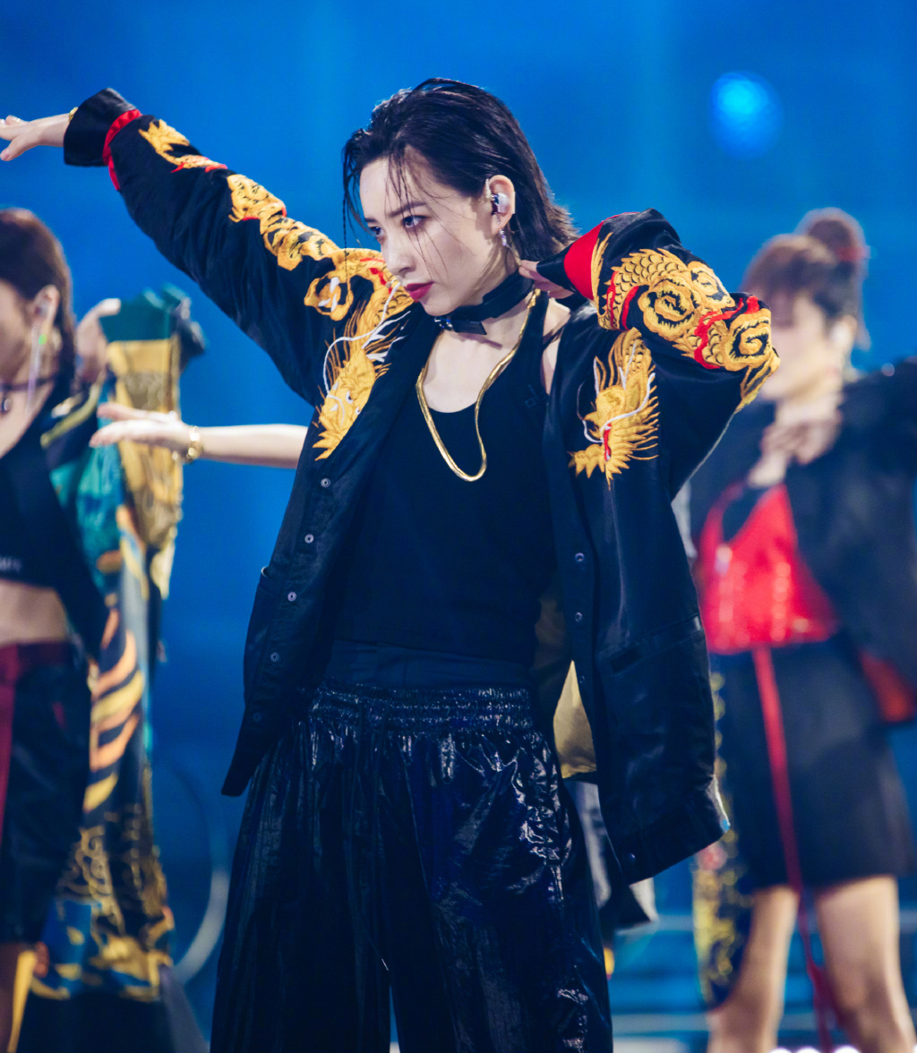 16档综艺刷脸未翻红，给个舞台就炸裂，李斯丹妮