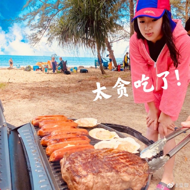 吳尊曬全家度假照表白：離不開家人，Neinei穿泳裝被讚超模