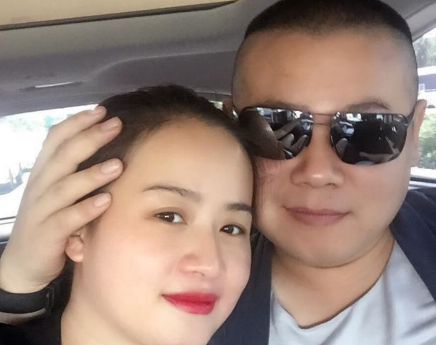 岳云鹏妻子剃光头了？在医院自拍发文要蓄发，身体出现问题了？