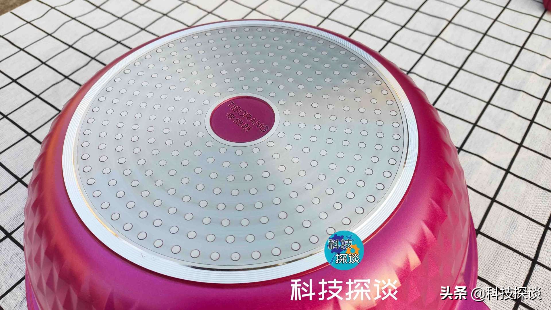 吃鸡啦，还加了土豆、青椒、茄子和豆芽，帝伯朗钛钻不粘锅挺好用
