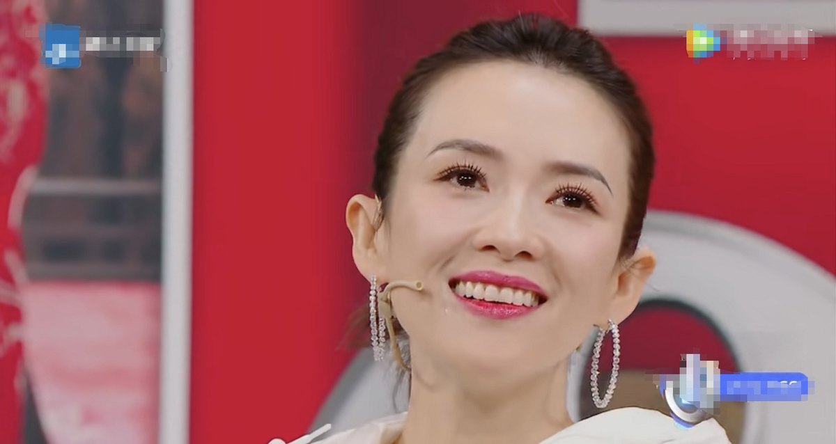 汪峰带俩女儿送老婆祝福，章子怡眼眶泛红，清秀继女甜叫“妈妈”