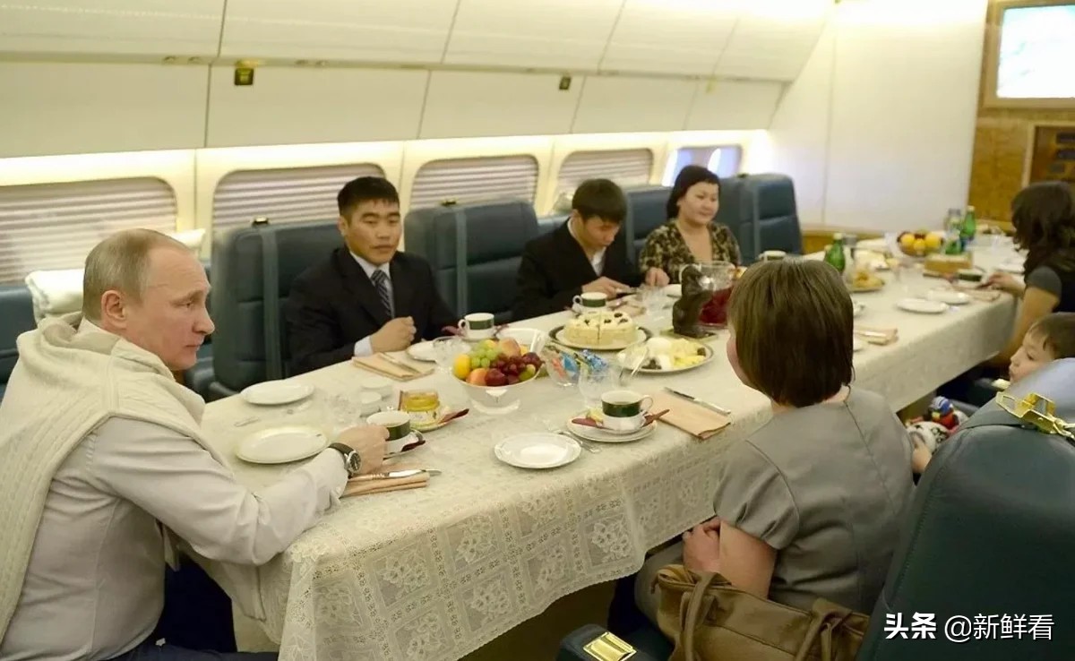 普京的“空军1号”飞机，总统嫌弃旧内饰改装，专机空姐啥样？