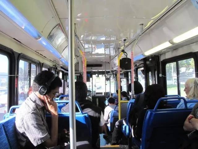 美国首都华盛顿瘫痪，800辆大巴逼宫，政府无动于衷，只想搞钱？