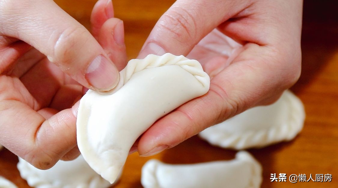 過年做這道小吃，包滿花生餡，寓意錢包滿，是招待客人必備的食品