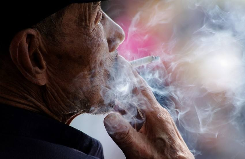 都说抽烟有害健康，可为啥有人抽了一辈子烟，还能活到99？