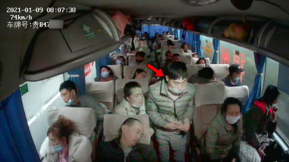 载39人大巴高速行驶，司机突遭乘客拿锤暴力砸头！方向盘上全是血