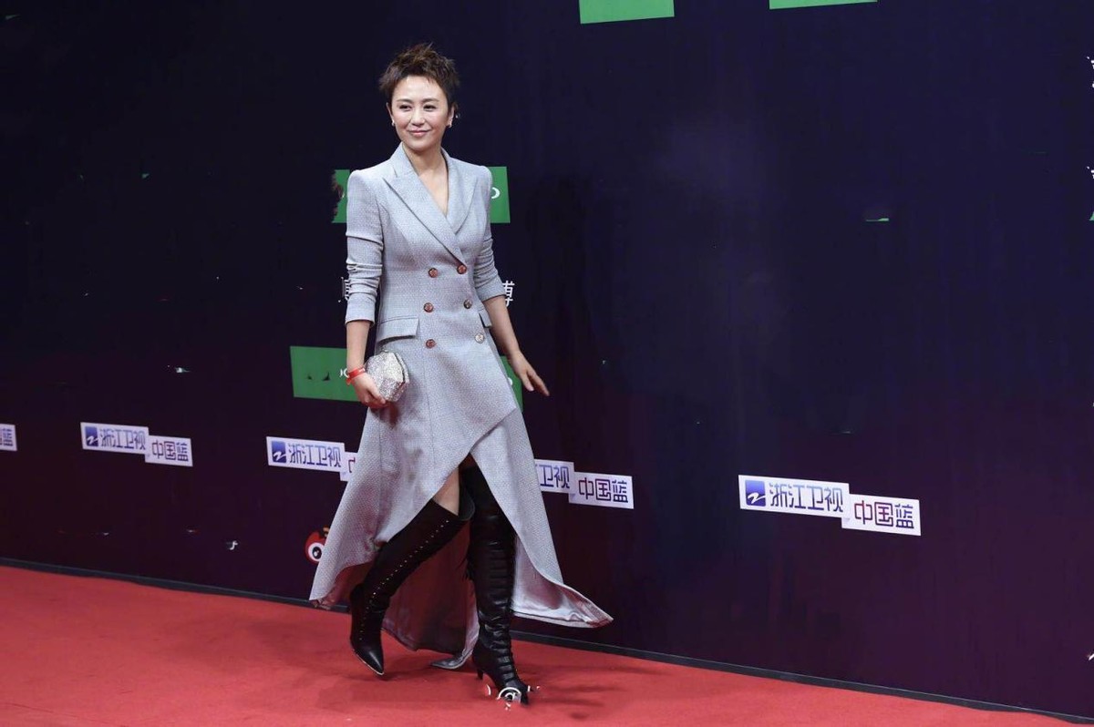 马丽不再扮“男人婆”，光腿穿西装裙走红毯，短发也挺有女人味的