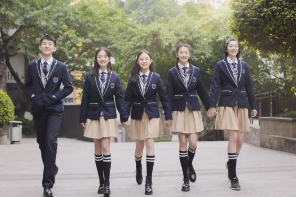 Why are Chinese school uniforms so "ugly"?The student party was