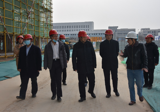 陕西中医药大学制药厂厂长李宏来到制药厂新厂区建设工地慰问并检查指导工作