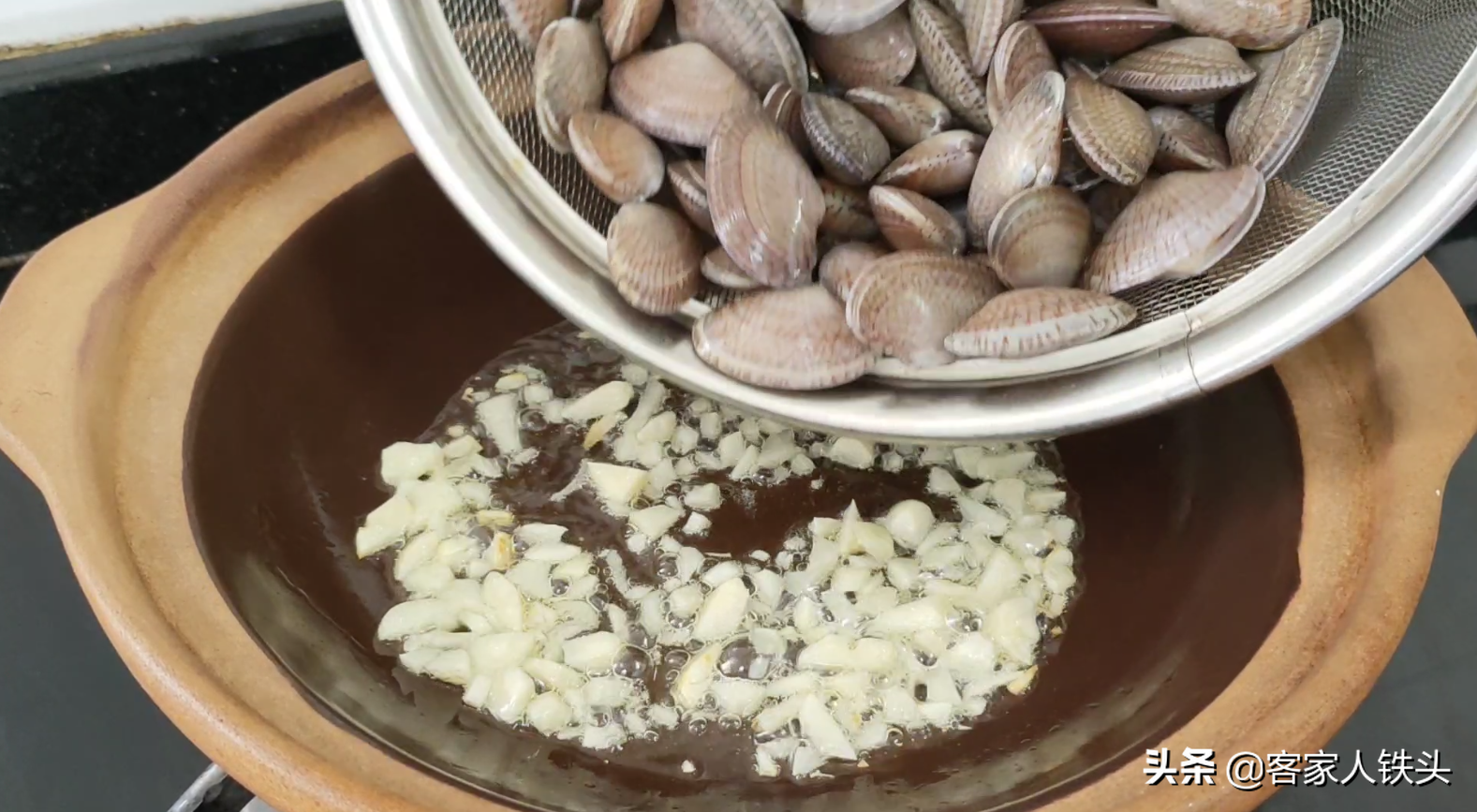 6月天热多给家人吃丝瓜，配上花甲做一锅，多汁味美，营养又下饭