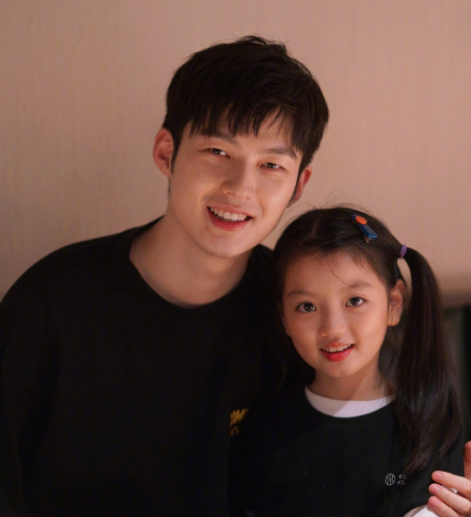 《爸爸去哪儿4》播出四年后，8岁阿拉蕾晒近照，萌娃已变成美少女