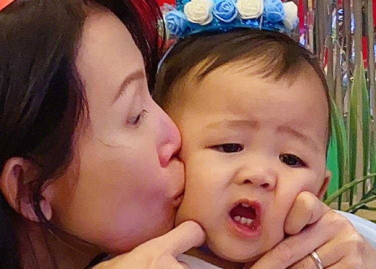 蔡少芬曬與兒子同框，母子倆戴口罩出行，魚蛋圓頭圓腦萌態十足