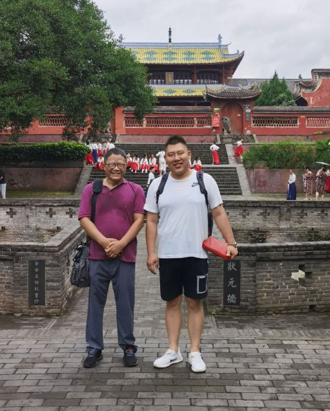 天气炎热 北方朋友来赣州干什么？前来学习杨公风水文化 精神可嘉