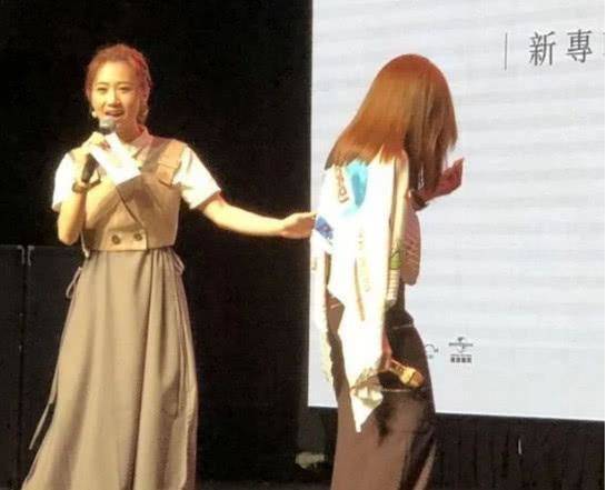 前夫离婚半年结新欢，梁静茹与友人包粽过节，